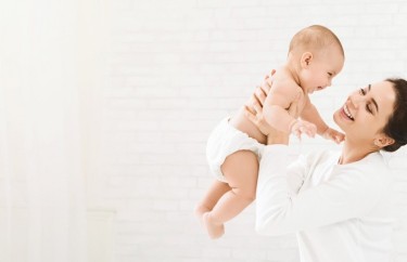 Jak podnosić niemowlę?